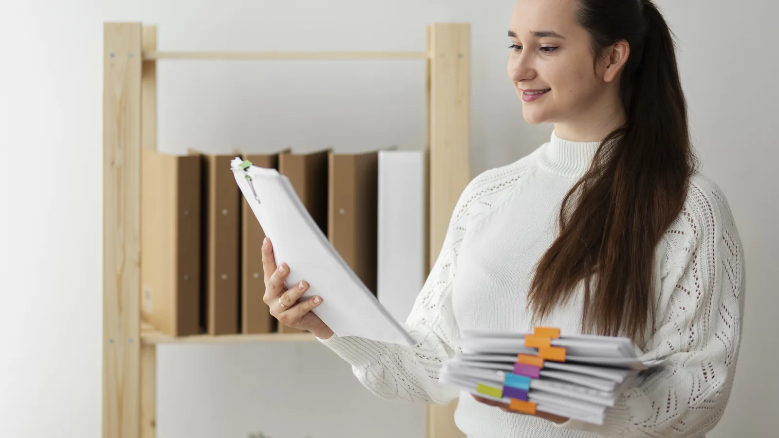 Une personne trie des documents dans un bureau clair