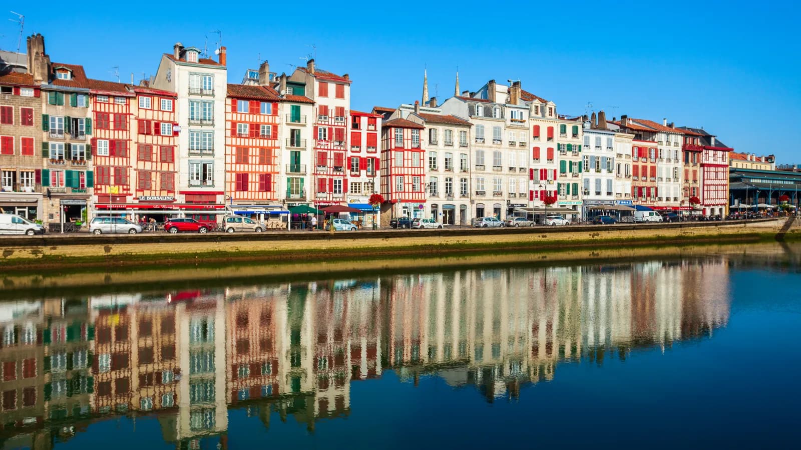 Les maisons à colombages rouges et vertes des quais de la Nive, à Bayonne