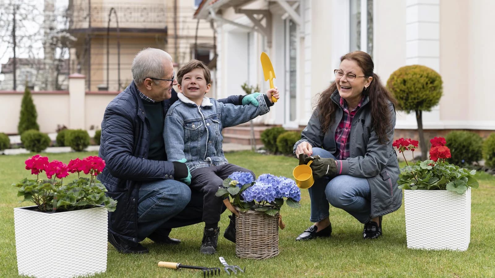 Des grands-parents jardinent avec leur petit-fils